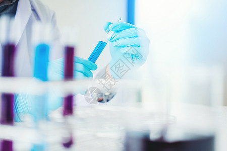 生物技术烧瓶微学在科实验概念期间拥有设备持工具的科学家实验概念图片