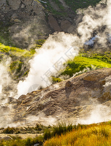危险盆地活力在堪察卡半岛Vilyuchinsky火山上小型喷泉谷的图片