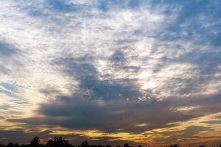 美丽的夕阳天空白云和橙色的夕阳白云和橙色的夕阳美丽天空堂气抽象的图片