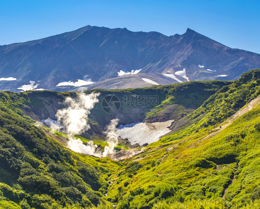 景观蒸汽堪察卡半岛Vilyuchinsky火山上的小型喷泉谷图片