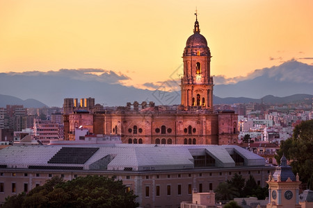 塔宗教的晚上马拉加大教堂空中观察西班牙安达卢亚马拉加图片