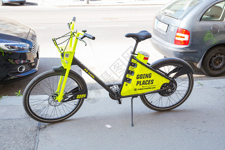 捷克布拉格市2019年4月号大街上有一辆出租自行车旅社照片一种欧洲的保护背景图片