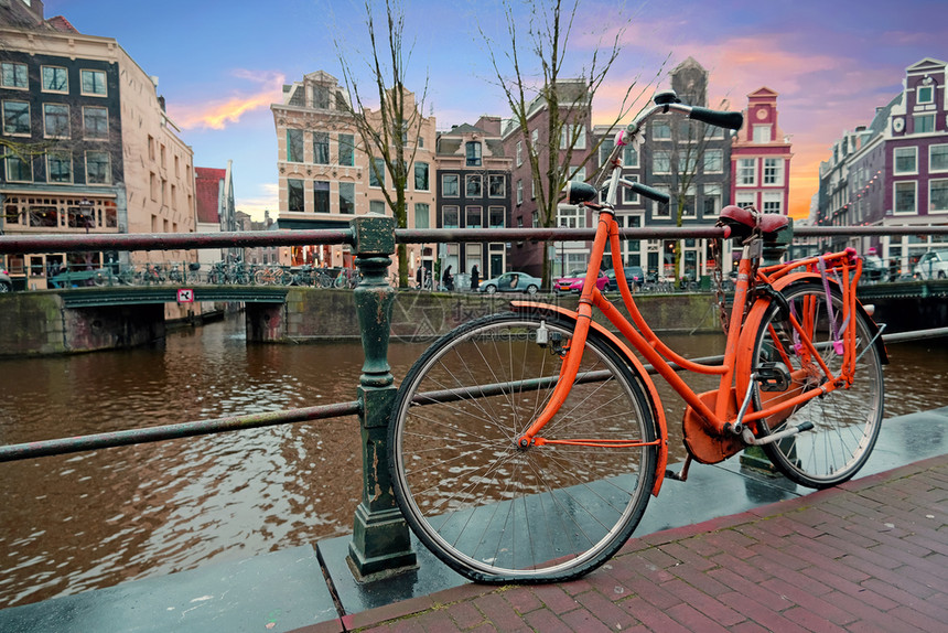 沿荷兰阿姆斯特丹运河的橙色骑自行车目的地荷兰语堵塞图片