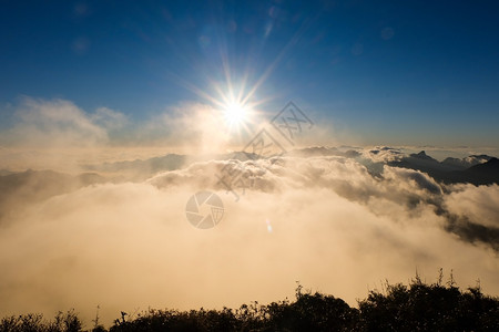 大气层高山云彩的外观者日落森林图片