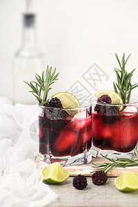 庆典冷饮料冰石灰黑莓和杜松子酒装饰玫瑰无精鸡尾盛宴图片
