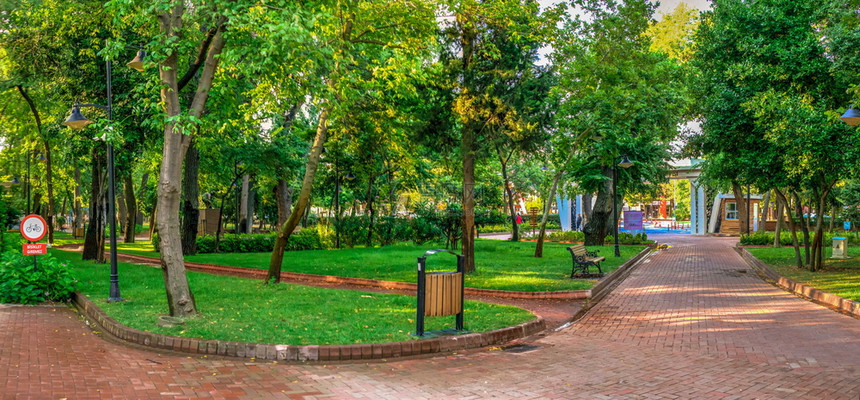 上市土耳其卡纳莱Canakkale072319土耳其加纳卡莱公共花园在土耳其加纳卡莱公共花园阳光明媚的夏日清晨露天公园战争马图片