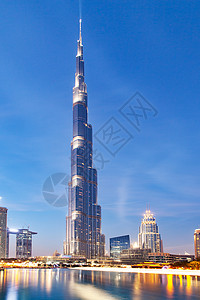 建筑学景观迪拜阿联酋2018年月哈利法塔晚上世界最高的塔迪拜市中心摩天大楼背景图片