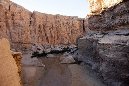 线条阳光阿特拉斯山沙岩悬崖遮阳板图片