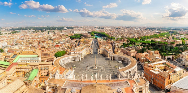 城市老的意大利圣彼得斯柯巴西利卡山顶的梵蒂冈全景和雕像城市观图片