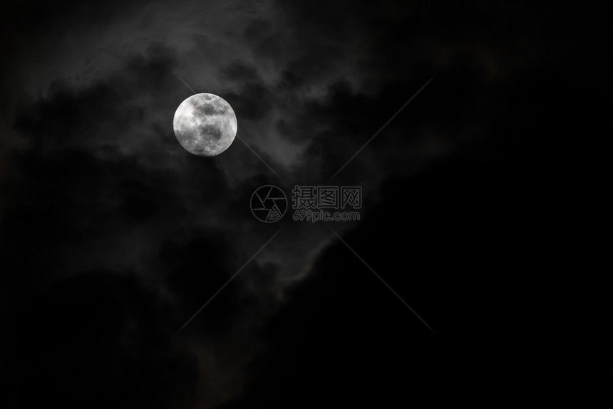 月亮和云在天空中一个宁静的夜晚随风吹来星灰蒙月光图片