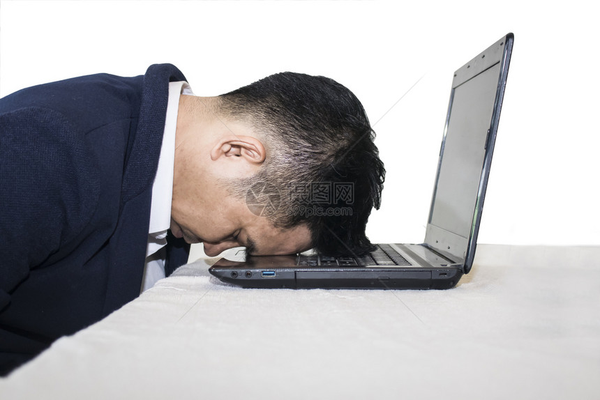 经理商人在白背景睡笔记本电脑时做梦放松尽管图片