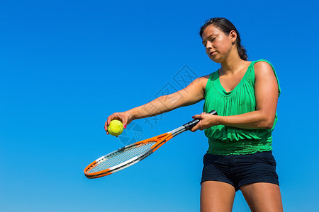 年轻的哥伦布女人拿着网球拍和对蓝天运动员荷兰乐趣图片