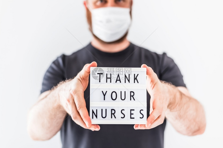 男人手握着灯箱感谢医护人员图片