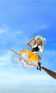 一种夏天快乐的年轻穿着嘉华服装在蓝天和白云背景下的扫帚上飞翔颜色图片
