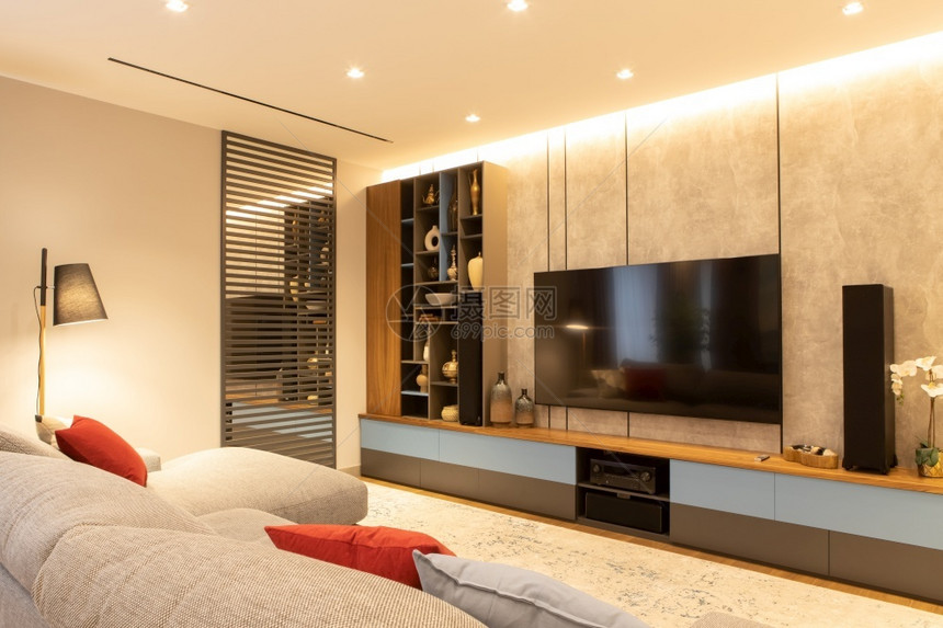 现代的手工制作现代室内客厅有大沙发和托曼电视露天储存系统概念以最起码的风格是时式内部天然材料在中音调可以在家里放松搁置图片