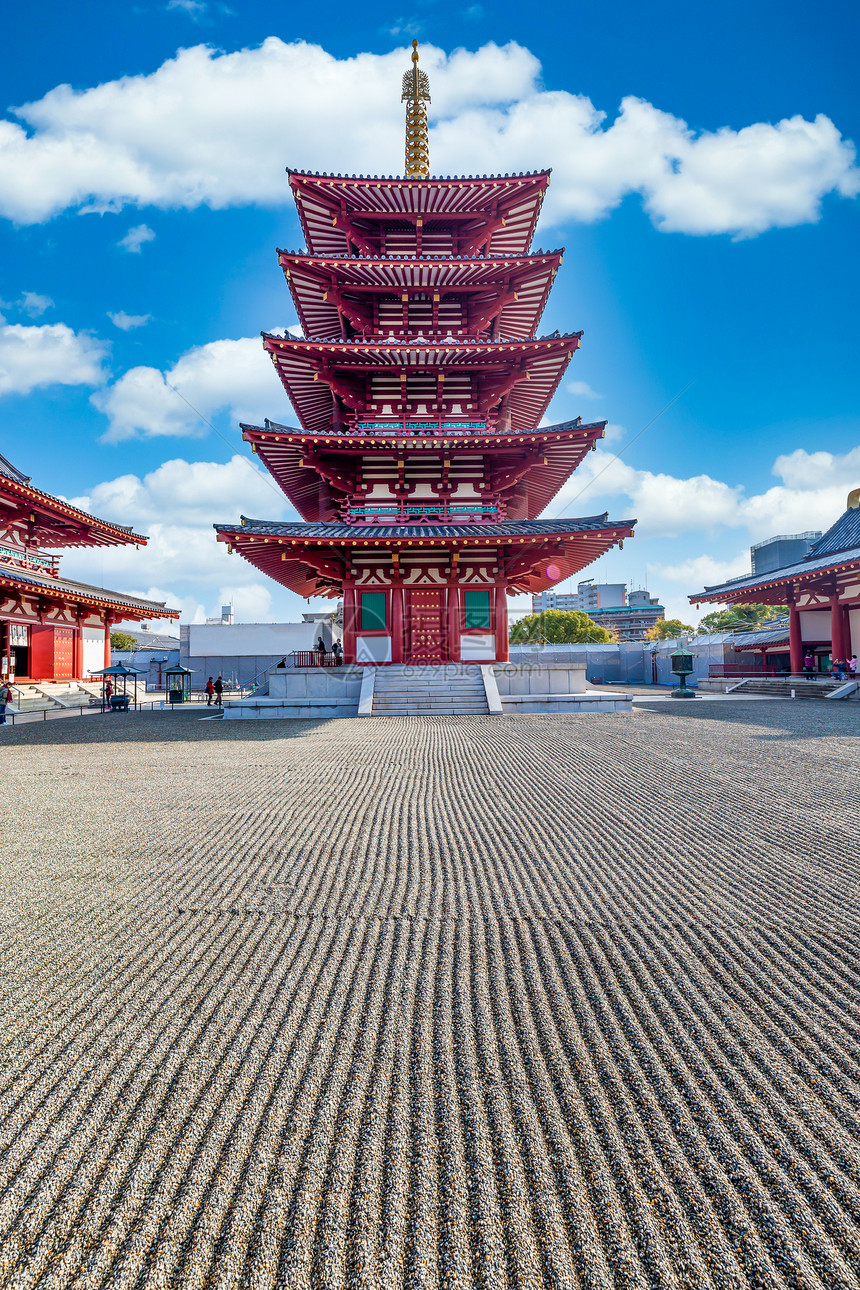 吸引力游客在日本大阪最古老的建筑寺庙中Shhiennoji是大阪最古老的佛教寺庙之一日本大阪Shitennoji寺五座故事塔和蓝图片