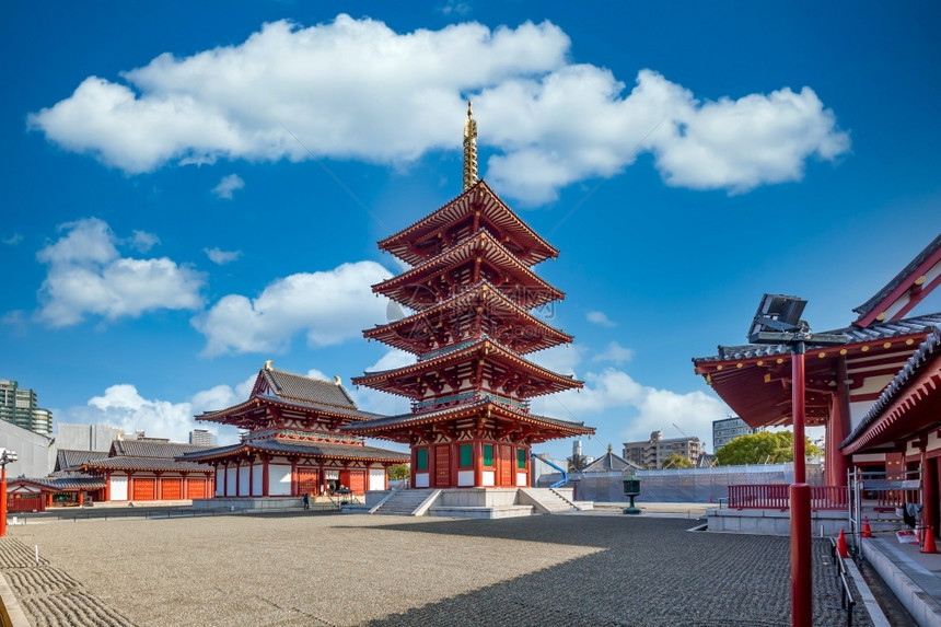 亚洲人宝塔在日本大阪最古老的建筑寺庙中Shhiennoji是大阪最古老的佛教寺庙之一日本大阪Shitennoji寺五座故事塔和蓝图片