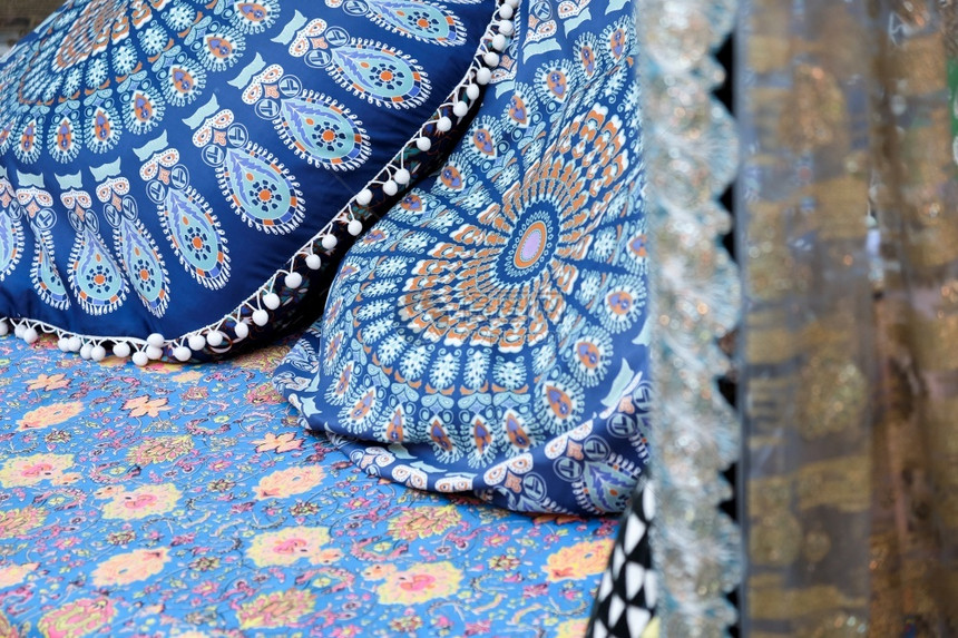 丰富多彩的传统型枕头详细图象传统的织物颜色图片