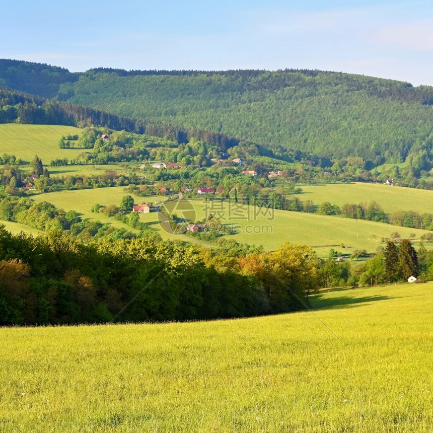 苏玛瓦捷克白喀尔巴阡山脉欧洲森林草原和山丘的自然景象夏季山区美丽的地貌捷克语季节图片