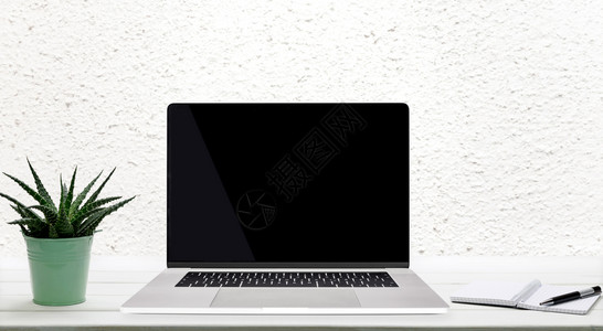 沟通普银式笔记本电脑在房间里的木制桌子上用空白屏程序键盘背景图片