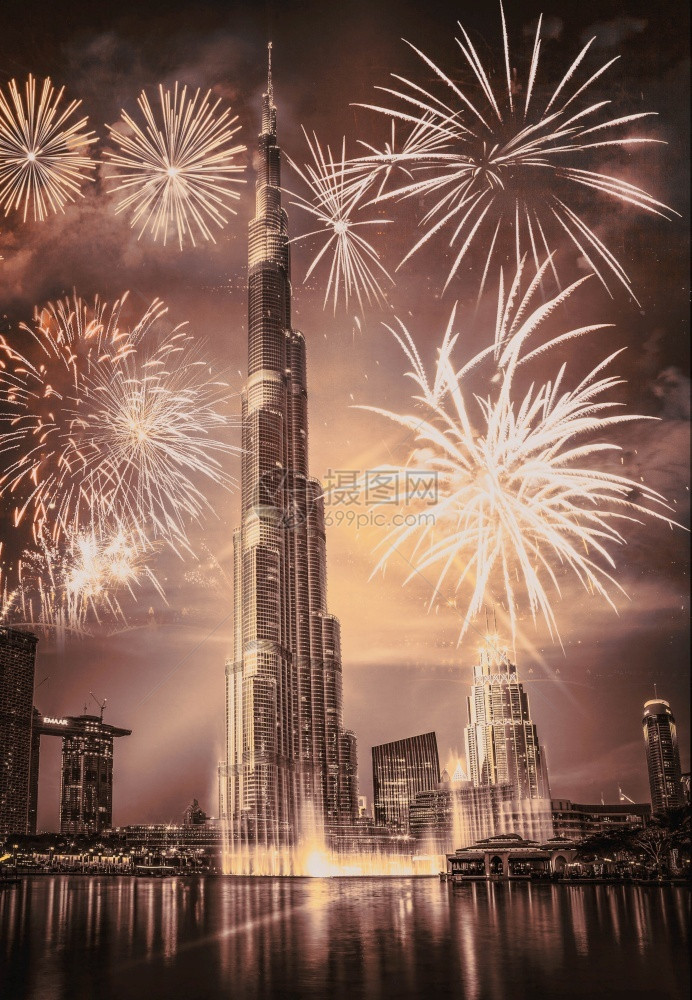 天空市中心蓝色的BurjKhalifa周围的烟花异国新年目的地迪拜阿联酋图片