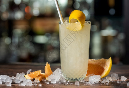 橙深色石头背景中的豪华鸡尾酒配有柠檬和龙舌兰酒甜的朗姆图片