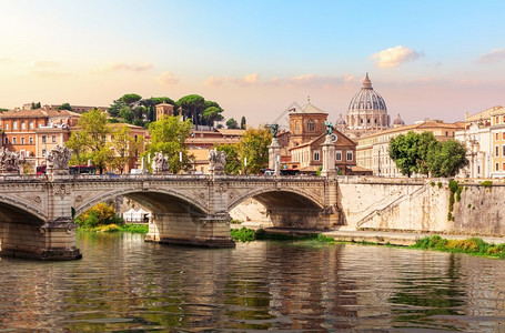 彼得斯堡历史的庞特VittorioEmanualeII桥Tiber河和圣彼得斯角大教堂意利罗马旅行背景