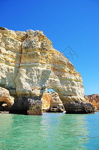 海浪岸线岩石悬崖拱门马林哈海滩葡萄牙旅行背景图片