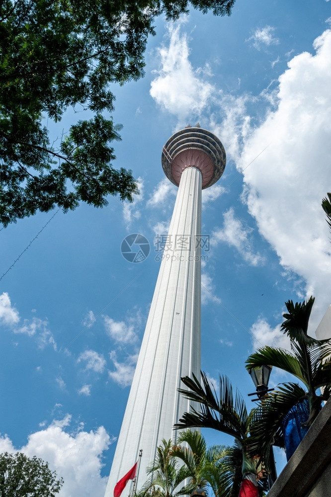 从地面看电视摩天大楼背景是云彩和天空通讯塔马来西亚金融区和洲城市的商业中心高层建筑金融区和商业亚洲城市中心高层建筑马来西亚城市景图片