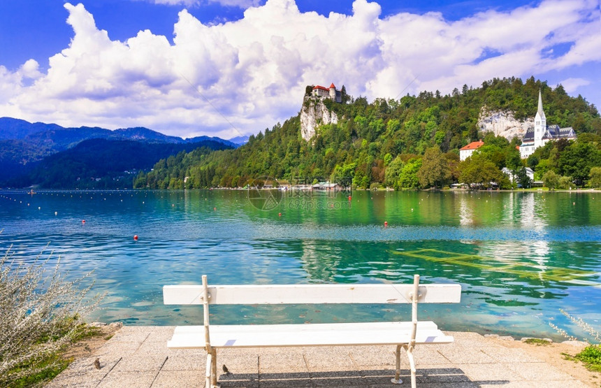 地标在斯洛文尼亚的美丽浪漫湖与城堡在岩石上相望充满了风光的罗曼湖Bled和城堡在岩石之上宁静森林图片