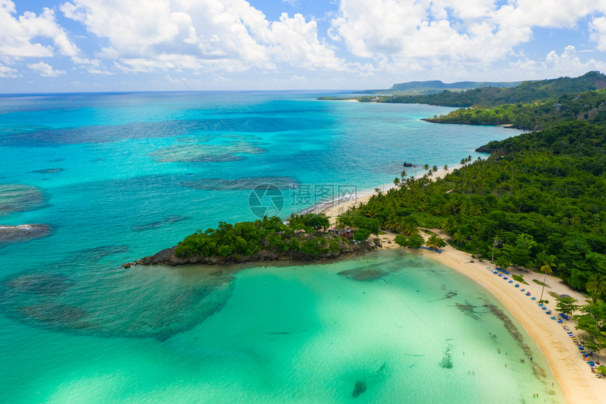 夏天加勒比海晴多米尼加RinconBaySamana半岛Rincon海滩令人惊叹的热带全景空中摄影图片