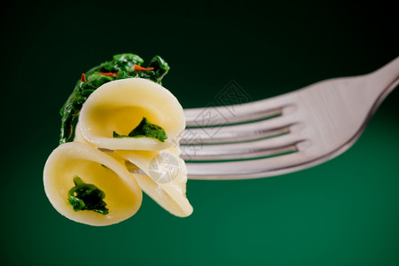 意大利面一种阿普亚意大地区盘菜面食和萝卜顶端由叉架着的意大利区域盘图片