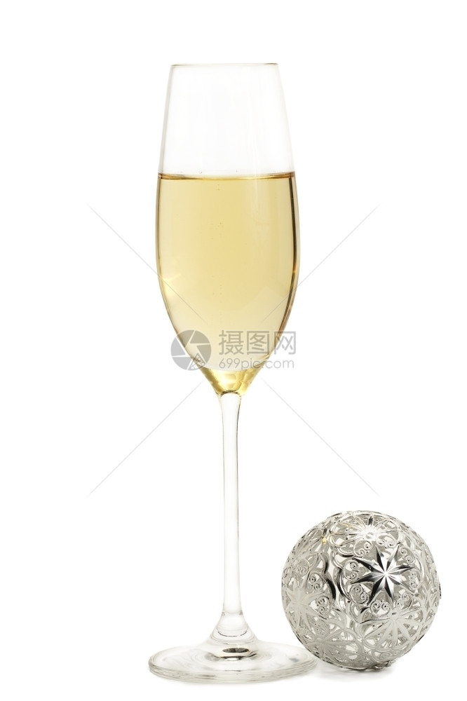 一杯香槟带有个金属的圣诞节球杯香槟还有一个金属的圣诞舞会在白色背景上起泡的铝奢华图片