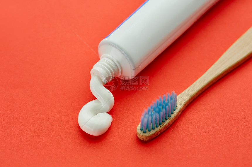 牙刷与牙膏图片