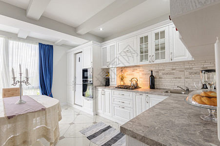 木制的现代白色厨房内在豪华住宅中的现代白色木制厨房内真实的部图片