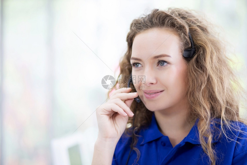 快乐的办公室支持热线上戴头耳贴的妇女呼叫中心代理妇女呼叫中心代理专业的图片