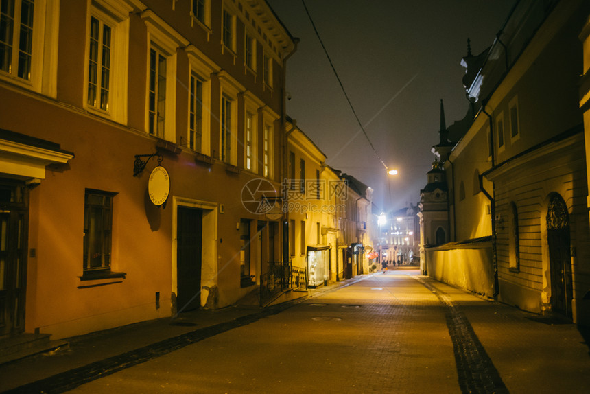 古老的狭窄夜晚有旧建筑和冬季背景的维尔纽斯街历史教科文组织建造图片