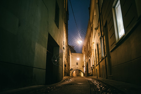 古老的狭窄夜晚有旧建筑和冬季背景的维尔纽斯街建筑学受欢迎的传统图片