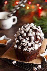 传统的刨冰巧克力蛋糕圣诞烘烤面包为节准备晚宴甜点餐桌十二月图片