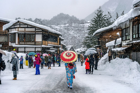 微果创客村联合国教科文组织五箇山村庄冬季在日本教科文组织世界遗产地点白川之果村亚洲妇女穿着日本传统和服的雅帕尼妇女背景