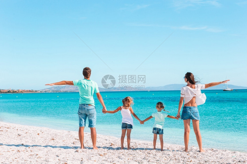 海边度假的年轻家庭图片