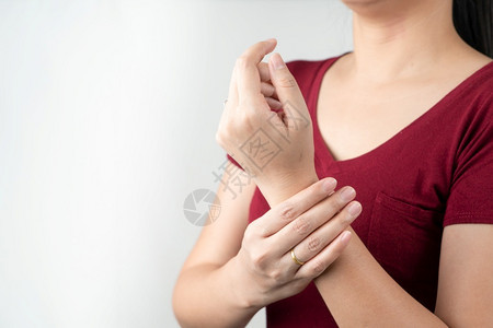 手腕受伤的女性背景图片