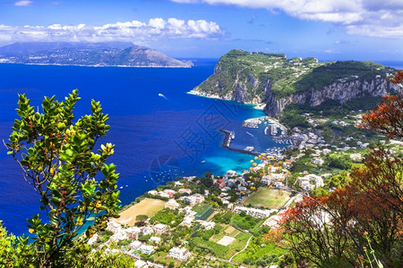 意大利暑假意大利坎帕尼亚美丽的卡普里岛海岸线纪念碑全景图片