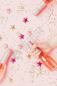粉色发光星星女士手中一瓶玫瑰香槟和金光闪星插画
