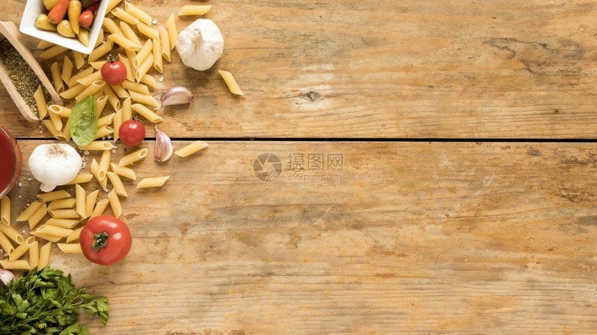 意大利解析度含有蔬菜成分的薄面和蔬菜成分的旧木制餐桌高分辨率光度有相片penne意面加蔬菜成分的旧木制餐桌头图片