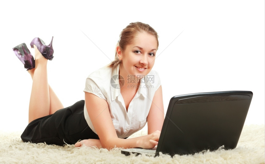 高跟鞋妇女用笔记本电脑躺在地板上套装喜悦图片