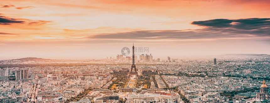 纪念碑地标日落时用志埃菲尔塔在巴黎上空中观察建造图片