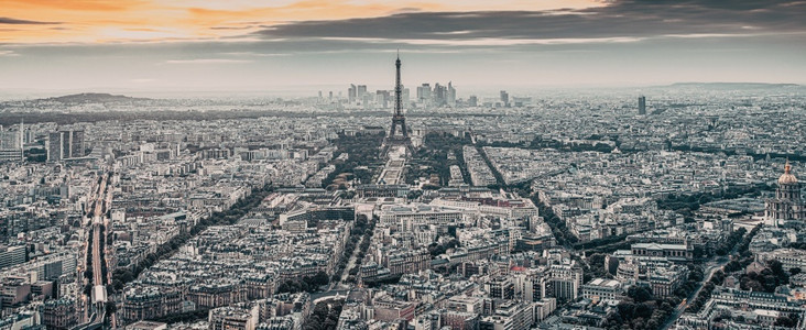 法国著名的蓝色日落时用标志埃菲尔塔在巴黎上空中观察图片