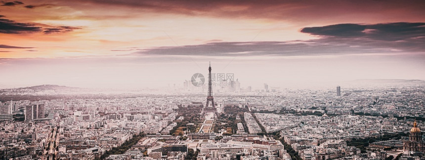 日落时用标志埃菲尔塔在巴黎上空中观察象征生活天线图片