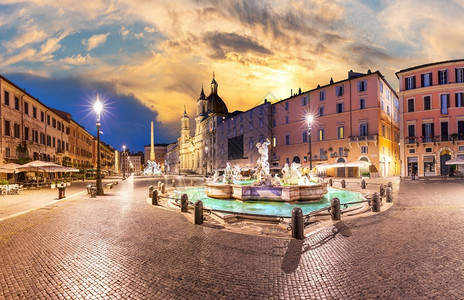 日落时在意大利罗马纳沃广场的Neptune喷泉古老的正面图片